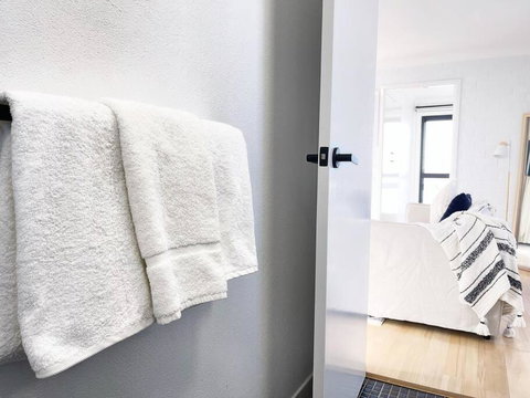 OCEAN MIST - DIRECT BEACHFRONT ON CASEYs BEACH - Accommodation Main Beach 2