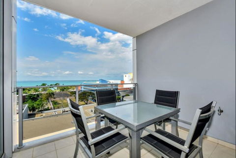 Ocean Outlook - Hip City Pad - Accommodation Main Beach 1