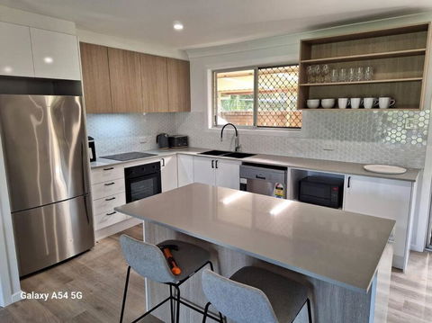 Ocean Shores 4 Bedroom House - Accommodation Main Beach 0