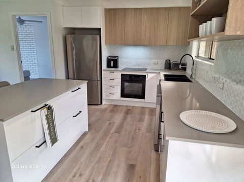 Ocean Shores 4 Bedroom House - Accommodation Main Beach 1