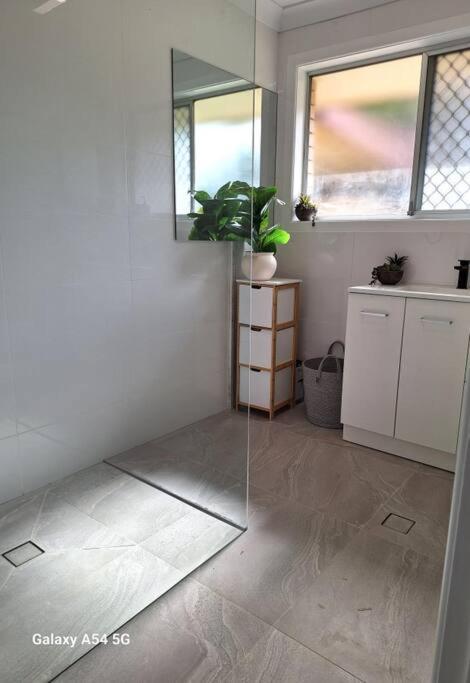 Ocean Shores 4 Bedroom House - Accommodation Main Beach 2