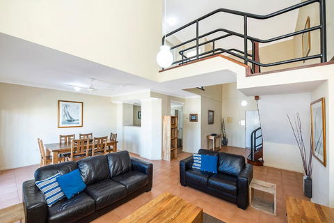 Ocean Sunsets - 2 Bedroom Converted Warehouse Apartment - Accommodation Main Beach 1