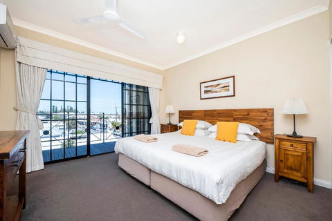 Ocean Sunsets - 2 Bedroom Converted Warehouse Apartment - Accommodation Main Beach 0