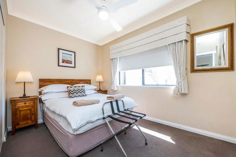 Ocean Sunsets - 2 Bedroom Converted Warehouse Apartment - Accommodation Main Beach 2