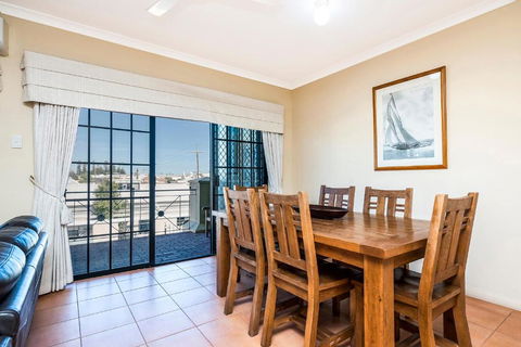 Ocean Sunsets - 2 Bedroom Converted Warehouse Apartment - Accommodation Main Beach 3