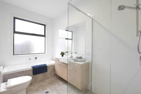 No Stairs Dbl Garage Aircon Woodville North - Accommodation Main Beach 3