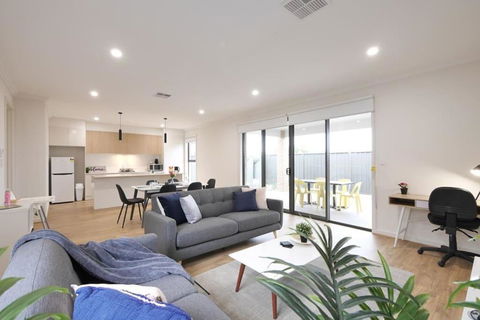No Stairs Dbl Garage Aircon Woodville North - Accommodation Main Beach 0