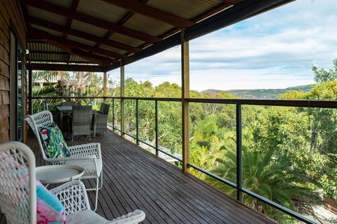 Ocean Views Beach Retreat - Accommodation Main Beach 3