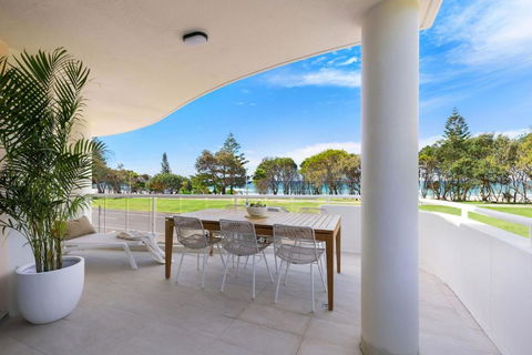 Oceanfront Byron Palms - Accommodation Main Beach 0