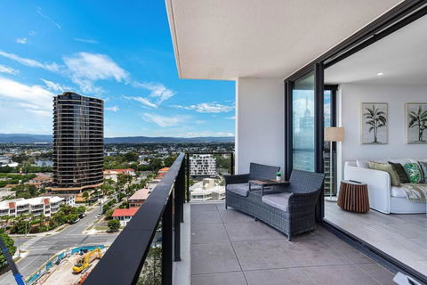 OPUS Apartment - Beach At Your Doorstep Short Walk To Light Rail - Accommodation Main Beach 1