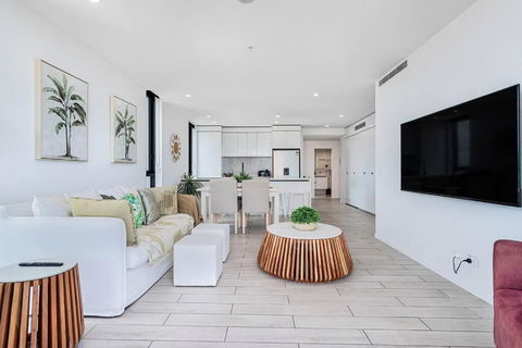 OPUS Apartment - Beach At Your Doorstep Short Walk To Light Rail - Accommodation Main Beach 2