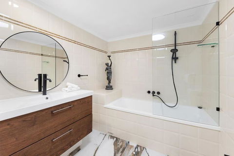 Oscar On Main Resort Walk To Beach And Tedder Ave - Accommodation Main Beach 1