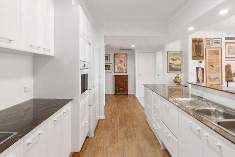 Oscar On Main Resort Walk To Beach And Tedder Ave - Accommodation Main Beach 3