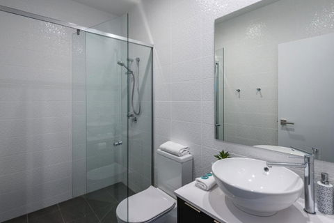Oxford Steps - Executive 2BR Bulimba Apartment Across From The Park On Oxford St - Accommodation Main Beach 3