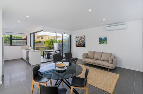 Oxford Steps - Executive 2BR Bulimba Apartment Across From The Park On Oxford St - Accommodation Main Beach 0