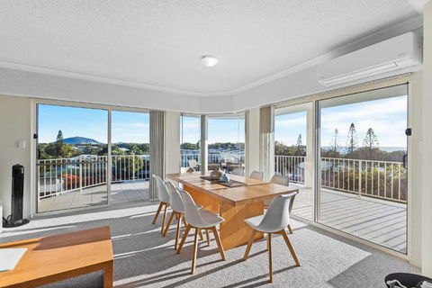 Ocean View 3 Bedroom Apartment - Accommodation Main Beach 1