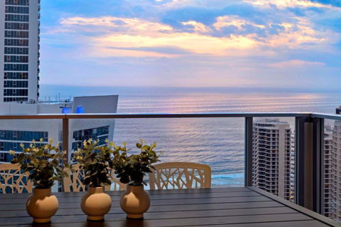 OCEAN VIEW APARTMENTS - Circle On Cavill - Self Contained & Privately Managed - Accommodation Main Beach 0