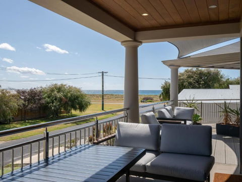 Ocean View Executive Apartment 4 - Accommodation Main Beach 0