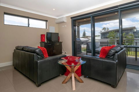 Ocean View Executive Apartment 4 - Accommodation Main Beach 1