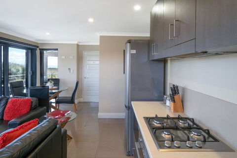 Ocean View Executive Apartment 4 - Accommodation Main Beach 2