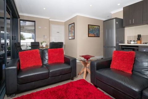 Ocean View Executive Apartment 4 - Accommodation Main Beach 3
