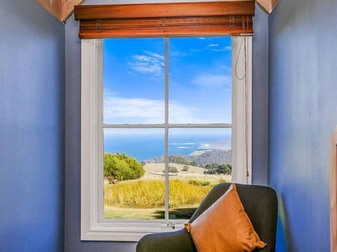 Ocean-view Hilltop Retreat - Accommodation Main Beach 2