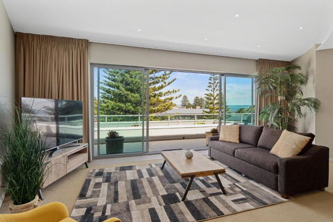 Ocean View Penthouse By Ready Set Stay - Accommodation Main Beach 0