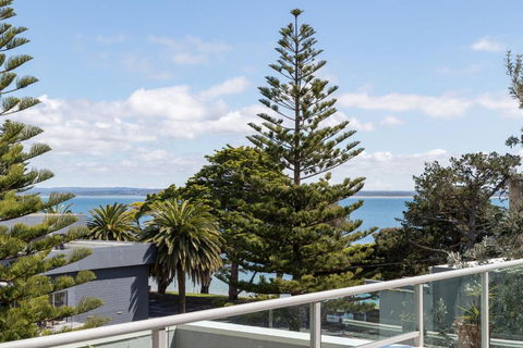 Ocean View Penthouse By Ready Set Stay - Accommodation Main Beach 2
