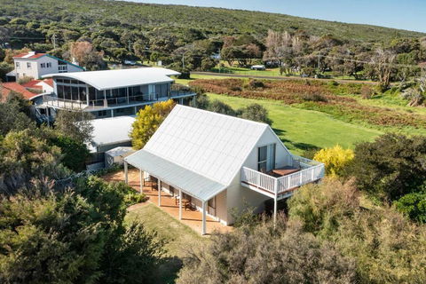 Ocean View Walk To The Beach & Surfers Point - Margaret River Properties - Accommodation Main Beach 1