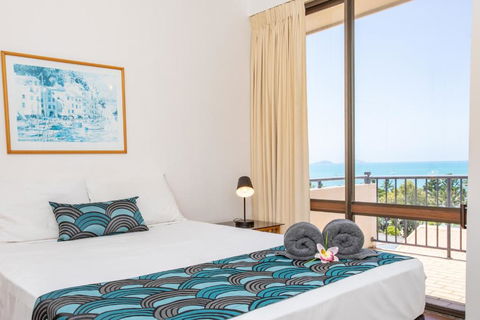 OCEAN VIEWS 10 - Accommodation Main Beach 3