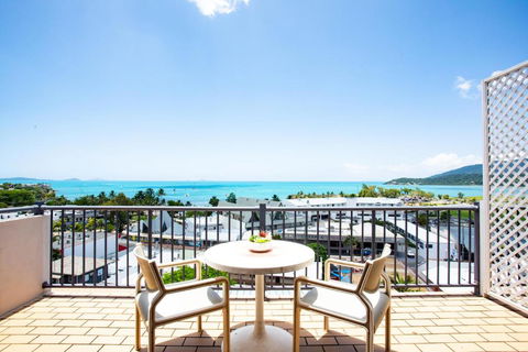 OCEAN VIEWS 10 - Accommodation Main Beach 0