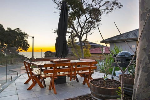 Ocean Views Apartment 2 Min Walk To Train & Ocean - Accommodation Main Beach 0