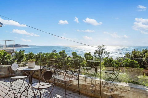 Ocean Views, Deck And Parking At Beach Apartment - Accommodation Main Beach 3