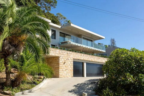 Ocean Views, Deck And Parking At Beach Apartment - Accommodation Main Beach 1