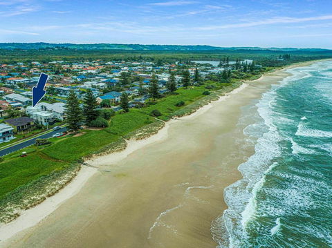 Ocean Waves - Accommodation Main Beach 1