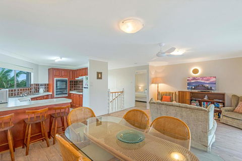 Ocean Waves - Accommodation Main Beach 0