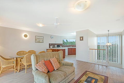 Ocean Waves - Accommodation Main Beach 3