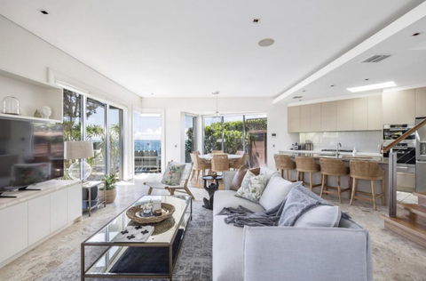 Oceanfront Beach Pad - Accommodation Main Beach 1