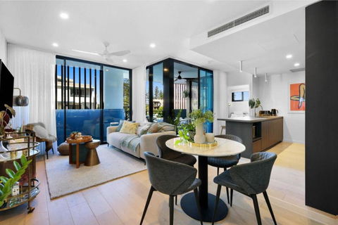 Oceanfront Luxury Apartments Palm Beach - Accommodation Main Beach 3
