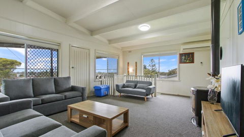 Oceans 8 - Accommodation Main Beach 2