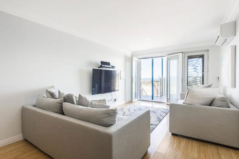 Oceans Waves - Luxury Apartment With Ocean Views - Accommodation Main Beach 3