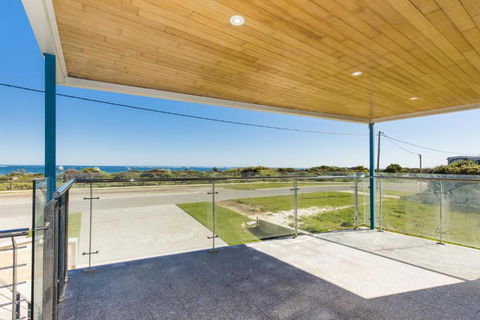 Oceans Waves - Luxury Apartment With Ocean Views - Accommodation Main Beach 2