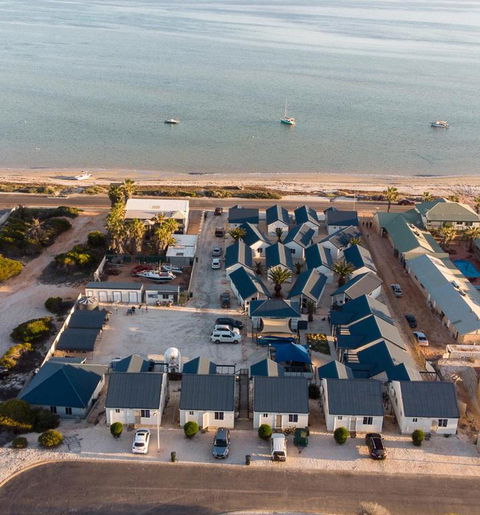 Oceanside Village - Accommodation Main Beach 1