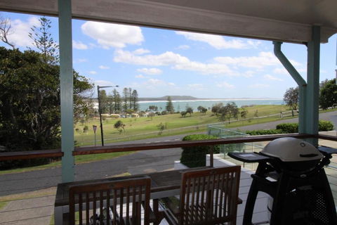 Oceanview, 6 Stewart Street - Accommodation Main Beach 0