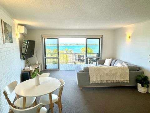 Oceanview Apartment - Accommodation Main Beach 1