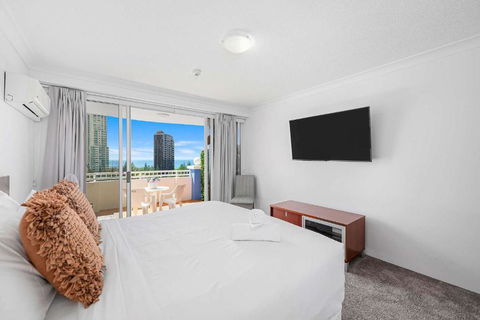Oceanview Apartment In Resort Complex - Accommodation Main Beach 3
