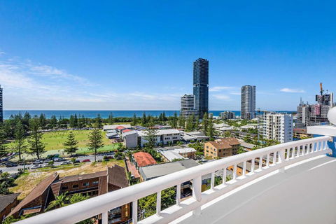 Oceanview Apartment In Resort Complex - Accommodation Main Beach 0