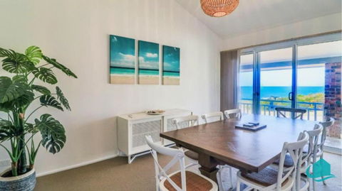 Oceanview Beach House - Accommodation Main Beach 1