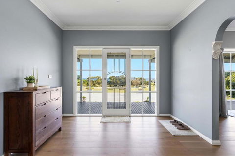 Oceanview On The Hill - Accommodation Main Beach 2