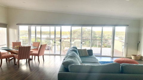 Off The Net - New Listing - Esplanade Property With Views Of The Channel - Accommodation Main Beach 2